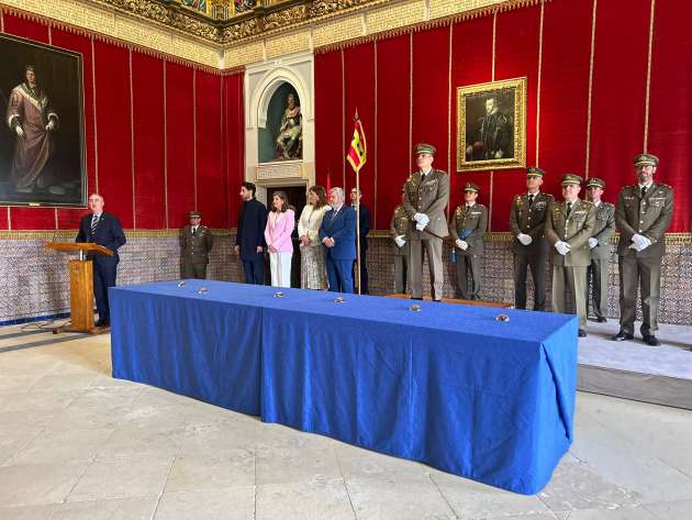Entrega de títulos de Segoviano Honorario a los sargentos alumnos de la escala de suboficiales de la Academia de Artillería 